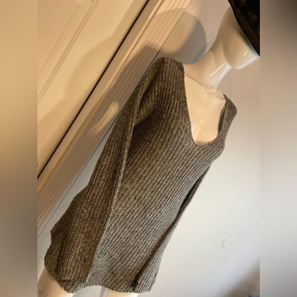 Abound~V-Neck Neutral Gray Speckled Tunic Sweater~Long Sleeve~Curved Hem~Size XS